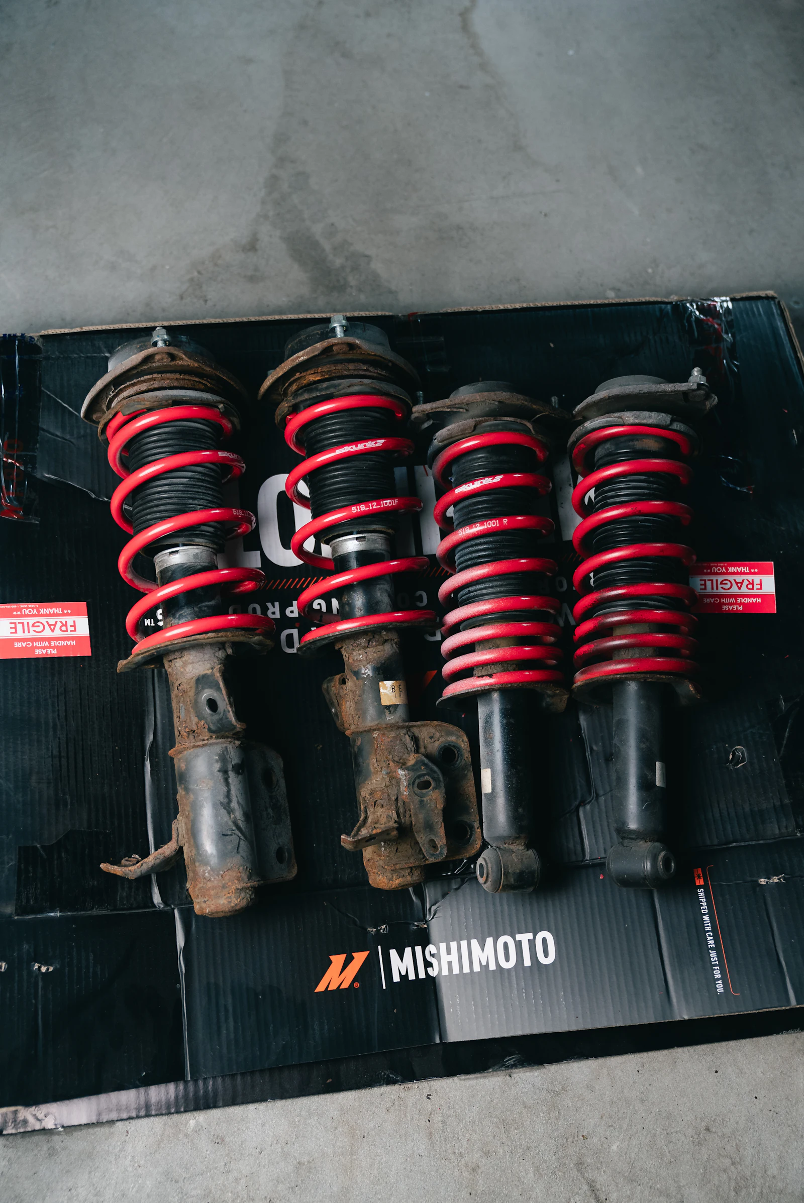 Car suspension struts with springs